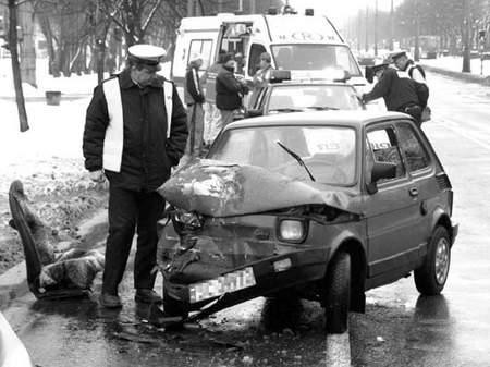 Na miejscu groźnie wyglądającej kolizji szybko pojawiła się policja i pogotowie. Fot: JAKUB MORKOWSKI