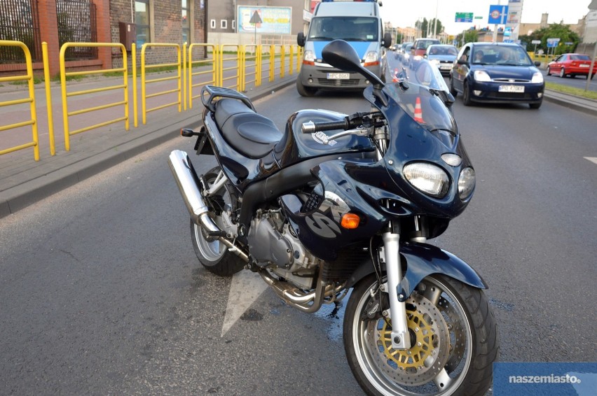 Wypadek na ul. Okrzei we Włocławku z udziałem motocyklisty [wideo, zdjęcia]