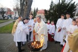 Wielkanoc 2023. Ogień i woda zostały poświęcone podczas liturgii światła. Zobacz zdjęcia z parafii pw. św. Marii Magdaleny w Koninie