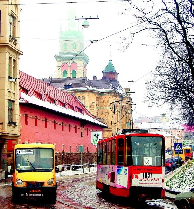 Charakterystyczna żółta marszrutka i tramwaj - najpopularniejszy transport we Lwowie