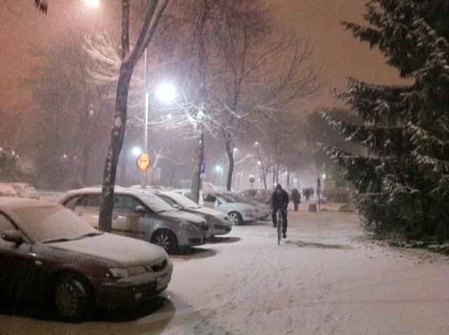 Na Lubelszczyźnie znów pada śnieg. W Lublinie są korki. Będzie ślisko (ZDJĘCIA)