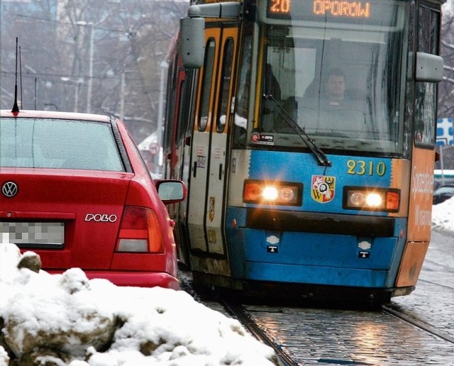 Przy Podwalu źle zaparkowane samochody nieustannie utrudniają przejazd tramwajom