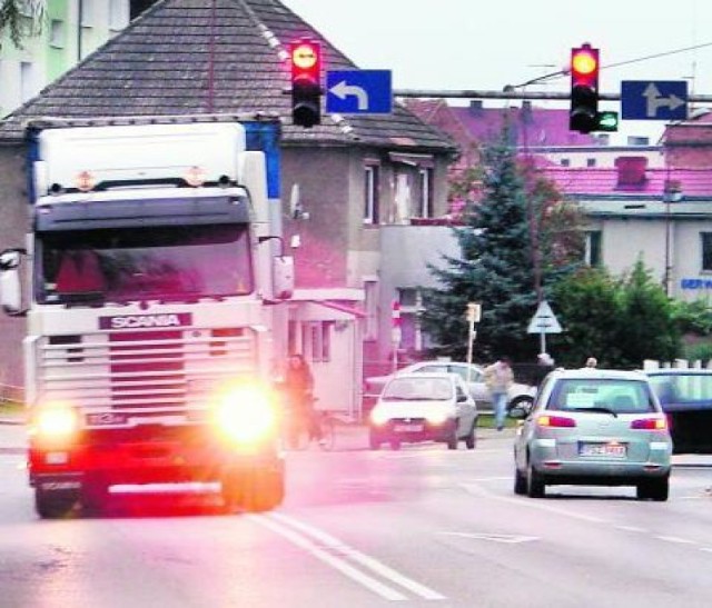 Czy bardziej widoczne przejścia dla pieszych i barierki wystarczą, by zwiększyć bezpieczeństwo na ul. Mickiewicza we Wronkach?