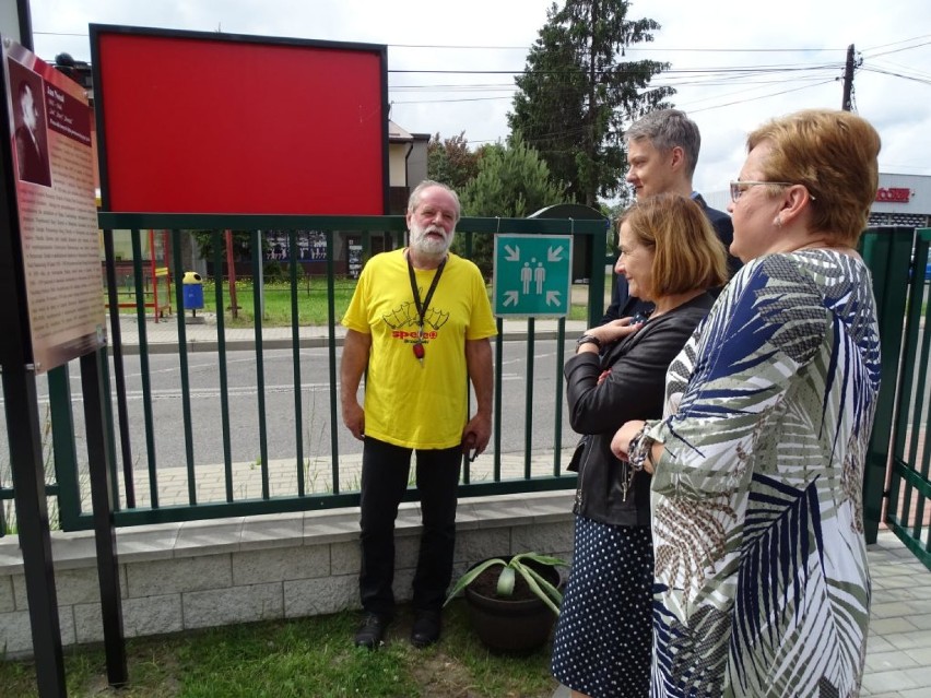 Tablice pamięci poświęcone bohaterom z Brzeszcz, którzy nieśli pomoc więźniom obozu Auschwitz - Birkenau [ZDJĘCIA]