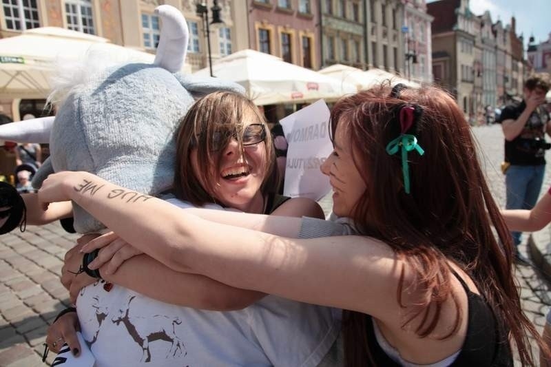 Ogólnoświatowa akcja Free Hugs, czyli "Darmowe przytulanie",...