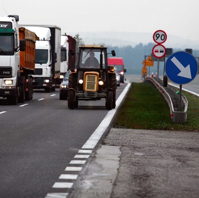 Mknące lewym pasem DK 1 traktory mogą się stać częstym widokiem na tej ruchliwej drodze