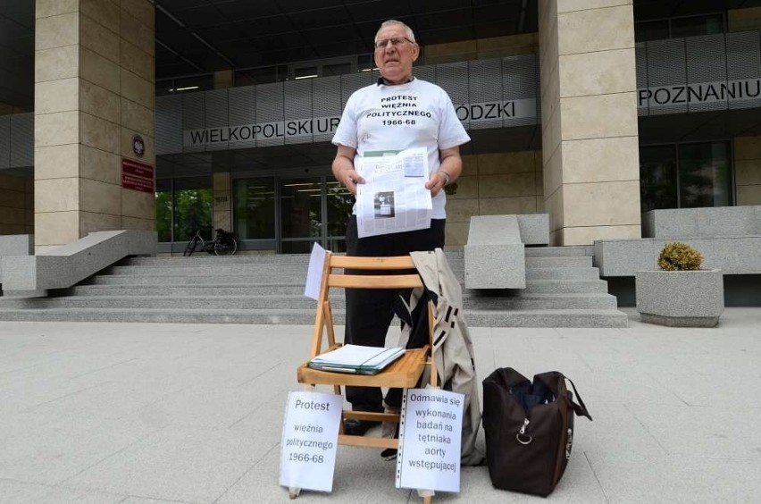 Poznań: Jednoosobowy protest przed Urzędem Wojewódzkim