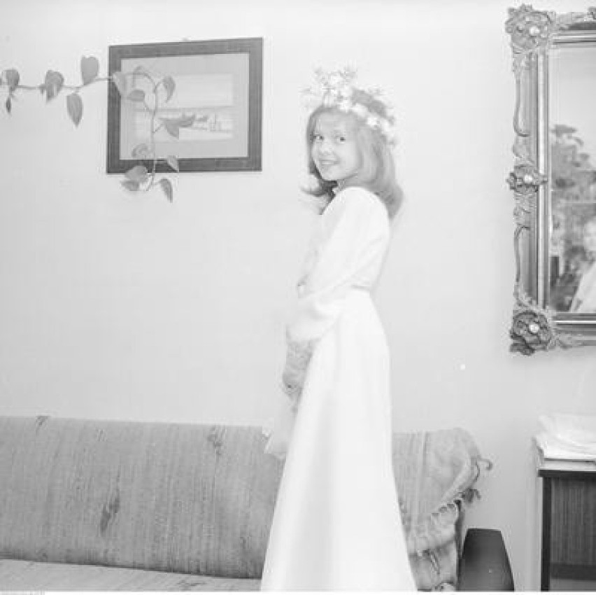 Dziewczynka w stroju komunijnym, 1980 rok