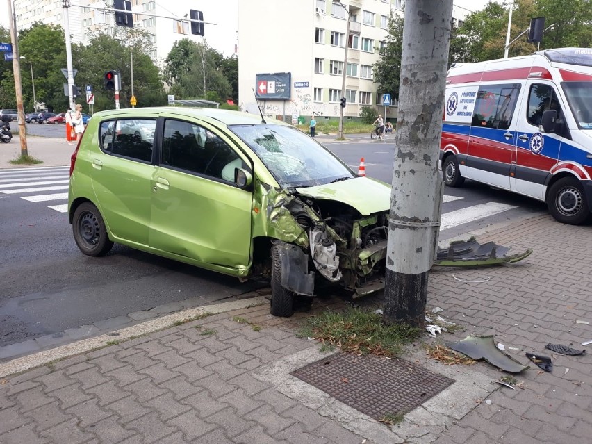Wrocław. Zobacz zdjęcia z groźnie wyglądającego wypadku na ul. Zachodniej
