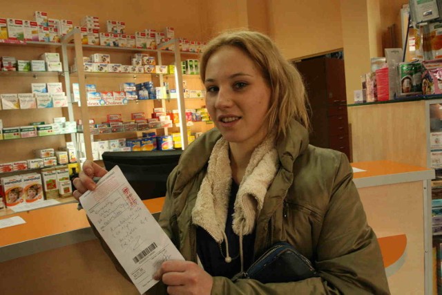 Daria Nurowska z receptą ze stemplem "Refundacja do decyzji NFZ".