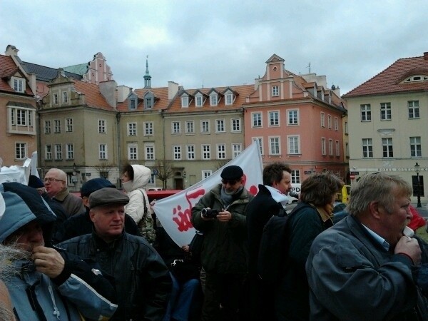 Poznań: Jeździ autobus z protestującymi. Bronią ludzi z ZNTK [FILM]