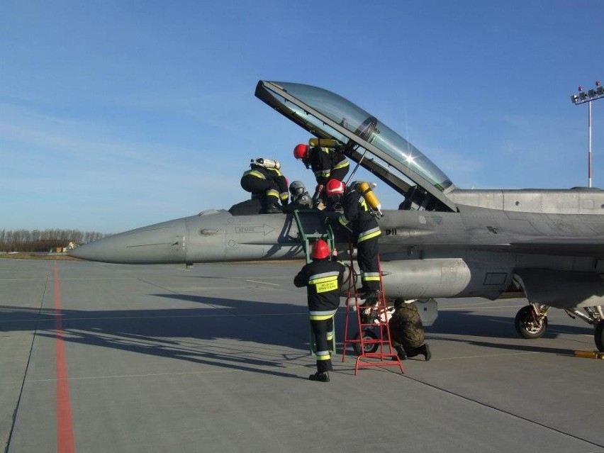 Krzesiny: Ratowali pilota F-16, który zasłabł w czasie lotu [ZDJĘCIA]