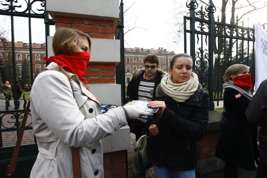 Oprócz tego zakazały organizacjom uczelnianym współpracy z...