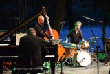 Jazz w Lesie w Leśnym Dworze w Sulęczynie  - na początek zabrzmiały szlagiery Henryka Warsa