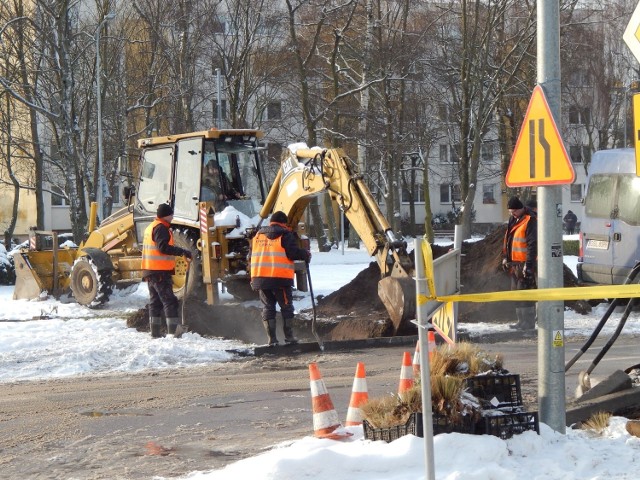 Usuwanie awarii rury ciepłowniczej na placu Dąbrowskiego w Ustce