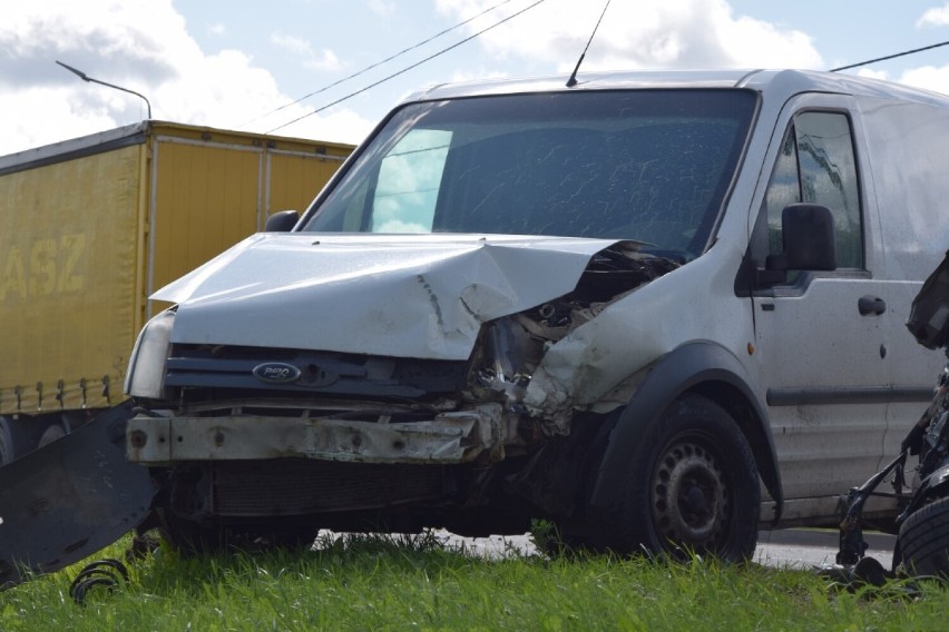 Zderzenie trzech aut w Nowej Wsi Lęborskiej. Jeden z kierowców w szpitalu [WIDEO]