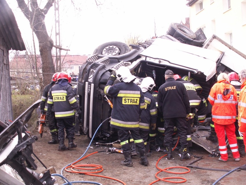 Wypadek na rondzie w Kłodzku. Przewrócił się tir (ZDJĘCIA)