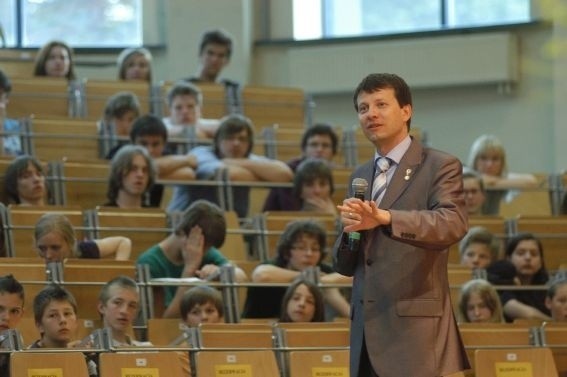 Marek Michalak spotkał się z młodzieżą bielskich szkół w auli Wyższej Szkole Administracji