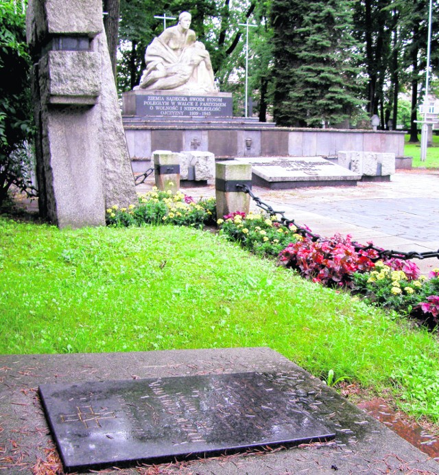 Kontrowersyjny nagrobek Zemanka znajduje się przy głównej alei Starego Cmentarza