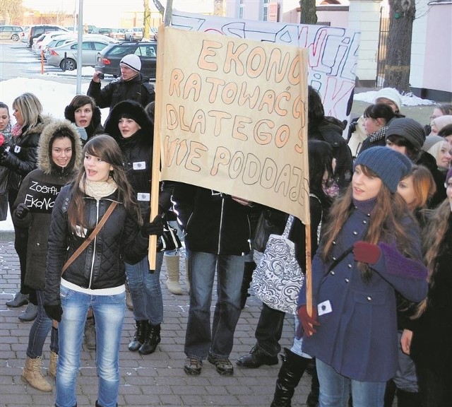 Jeden z transparentów na pikiecie miał znieważyć urzędnika