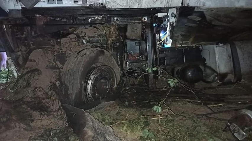 Wypadek na DK12 w Przygłowie. Ciężarówka wpadła do rowu...