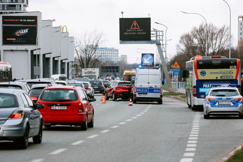 Zderzenie czterech samochodów na alei Powstańców Warszawy w Rzeszowie [ZDJĘCIA, WIDEO]