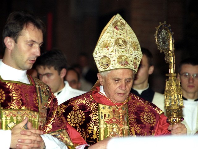 Benedykt XVI - jeszcze jako kardynał Joseph Ratzinger - był we Wrocławiu w 2000 roku . Na zdjęciu podczas mszy w katedrze