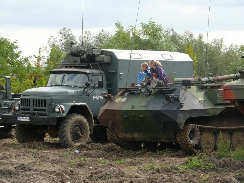 Transportery gąsienicowe i samochody opancerzone na pikniku militarnym w Kaliszu. ZDJĘCIA