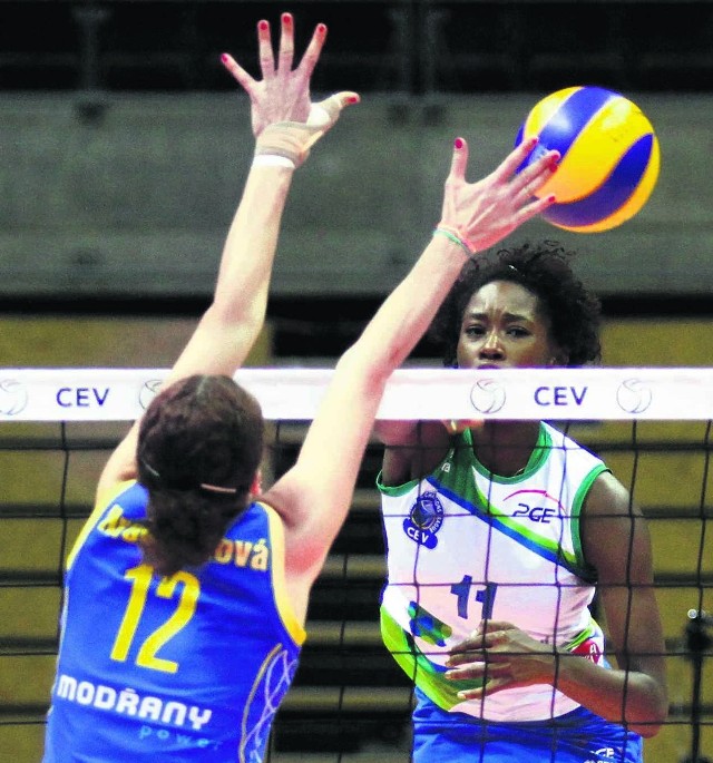 Megan Hodge (atakuje) zdobyła w Czechach 11 punktów