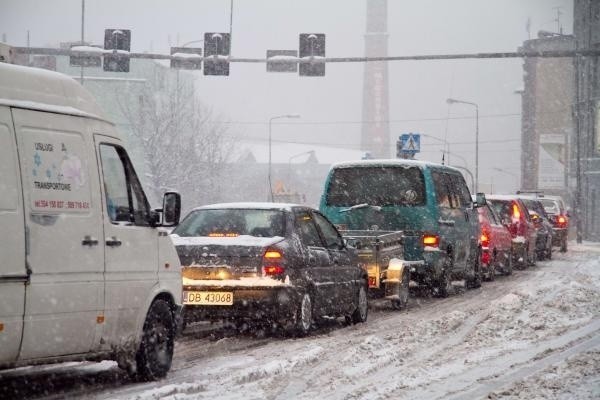 Atak zimy w Krakowie: trudna sytuacja na drogach (AKTUALIZACJA)