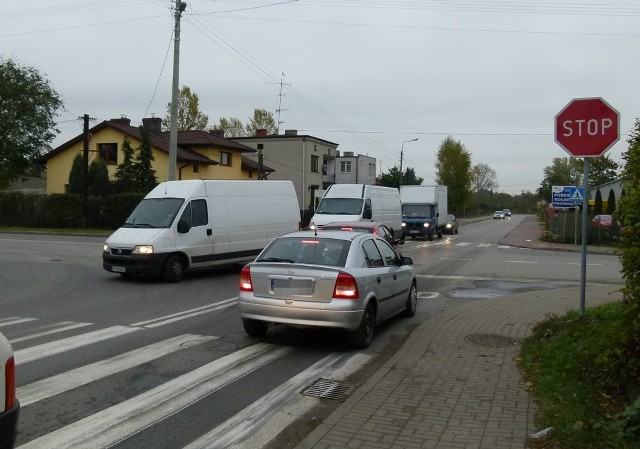 Drogowcy przekonują, że ruch na skrzyżowaniu ul. Sucharskiego z ul. Poprzeczną w Radomsku wcale zbyt duży nie jest. Jak widać na powyższym zdjęciu, mały też nie jest...