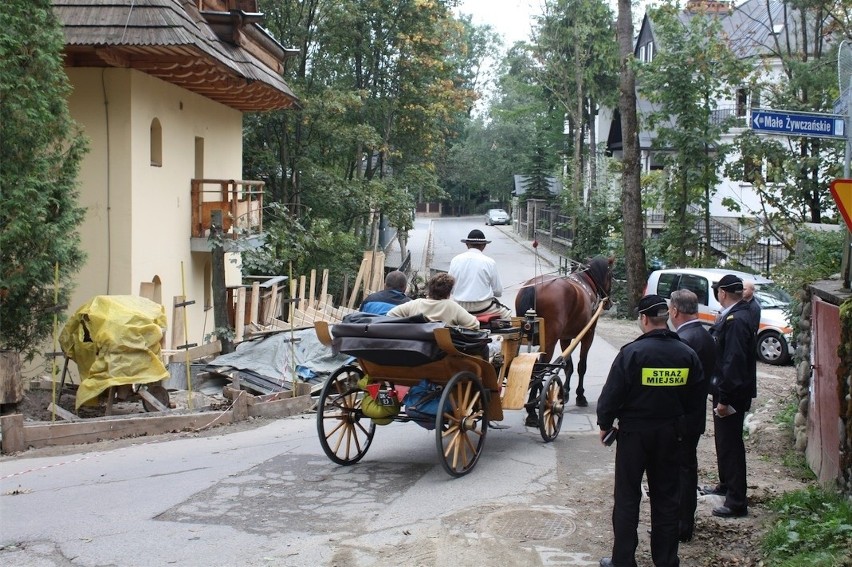 Zablokowała Zakopane, bo twierdzi, że droga jest jej [ZDJĘCIA]