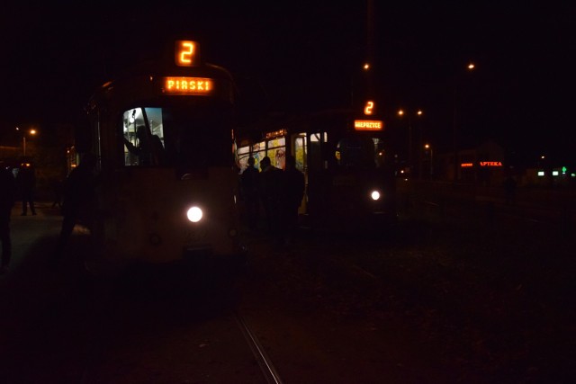 

W sobotę 30 września tuż przed północą gorzowianie pożegnali kilkudziesięcioletnie tramwaje. W ostatni kurs wybrało się około stu pasażerów.

30 września 2017 r. to data, która przejdzie do historii Gorzowa. Dlaczego? Tego dnia w swój ostatni regularny liniowy rejs wyruszył popularny „helmut”, czyli wyprodukowany w 1966 r. tramwaj, który w 1992 r. został kupiony przez miasto z niemieckiego Kassel. Za niewiele ponad 19 dotychczas jeżdżących „Helmutów” zastąpią nowe Twisty, które już zostały zamówione w bydgoskiej Pesie. Jednocześnie na dobre rozpoczyna się przebudowa gorzowskich torowisk. Na początku do wymiany i naprawy pójdą tory na linii nr 1. Ponownie przejechać nimi będzie można pod koniec 2019 r. Wtedy to do Gorzowa zaczną docierać pierwsze z 14 sztuk nowych Twistów. Do tego czasu po mieście będą jeździły tylko autobusy.

Tramwaj z 1966 r. wyjechał w swoją ostatnią trasę z pętli na Wieprzycach o 22.39. Dojechał na pętlę na Piaskach i stamtąd odbył swą ostatnią podróż do zajezdni. Zjechał do niej o 23.50. Jak wyglądał ostatni kurs „helmuta”, zobaczcie w naszym materiale zdjęciowym oraz wideo.

Przypominamy: od 1 października zamiast tramwajów jeżdżą autobusowe linie zastępcze. T-1 kursuje z Wieprzyc do Silwany, a T-2 z Piasków do Zakładu Energetycznego. W związku z utrudnieniami weszło w życie rozporządzenie prezydenta miasta dotyczące biletów jednorazowych. Teraz każdy bilet normalny i ulgowy (nie dotyczy to karnetów) jest biletem ważnym przez 45 minut, więc można z nim przesiadać się do innego autobusu i kontynuować podróż bez potrzeby kasowania kolejnego biletu.

Przeczytaj też:   Gorzów żegna tramwaje. Na sobotnim kursie o 23.09 były tłumy [ZDJĘCIA]



Zobacz również: Magazyn Informacyjny Gazety Lubuskiej:
