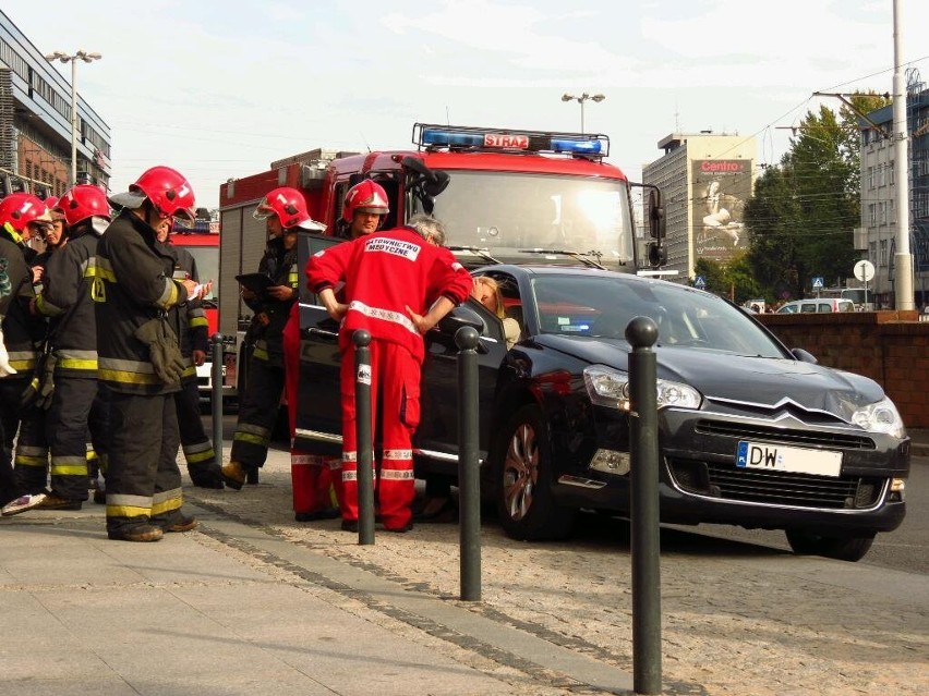 Wypadek na pl. Dominikańskim. Utrudnienia w stronę centrum (ZDJĘCIA)