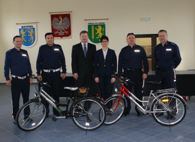 Powiat przekazał policji dwa rowery