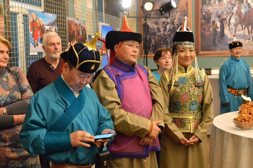 Tańce i piękne fotografie oraz... mongolskie placki kontra sandomierskie pierogi. W Kielcach o tradycjach Mongolii 
