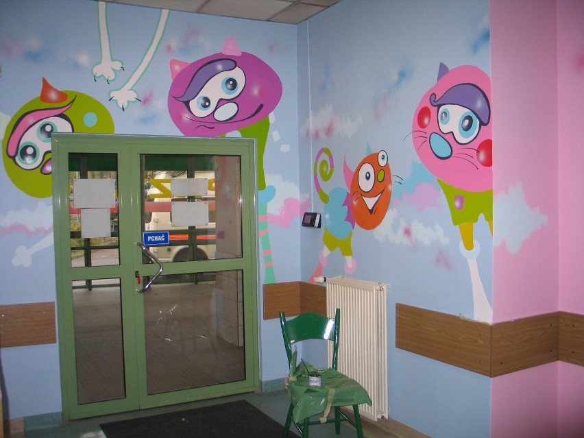 Ściany izby przyjęć w sosnowieckim Centrum Pediatrii zdobi... 40 kolorowych kotów [ZDJĘCIA]
