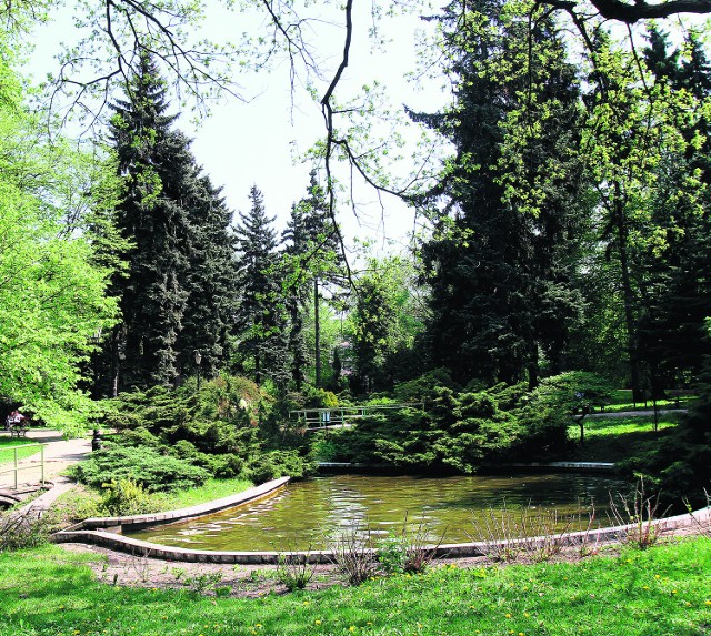 Zniszczone budynki wokół zabytkowej gazowni sąsiadują z zadbanym parkiem Źródliska