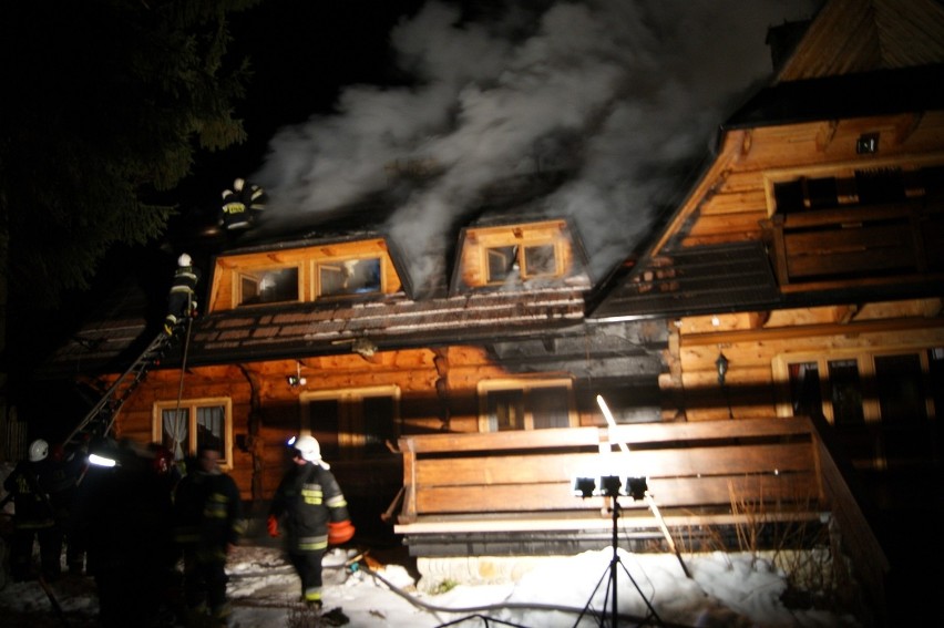 Zakopane: pożar drewnianego domu na zboczu Gubałówki [ZDJĘCIA]