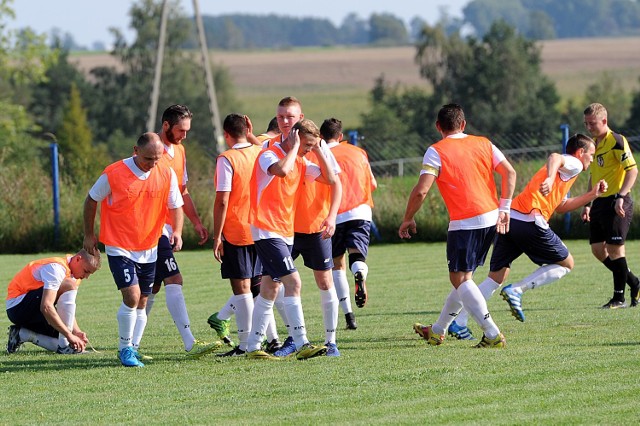 Piłkarze ze Skarpy w doliczonym czasie gry wywalczyli wygraną w Komierowie.