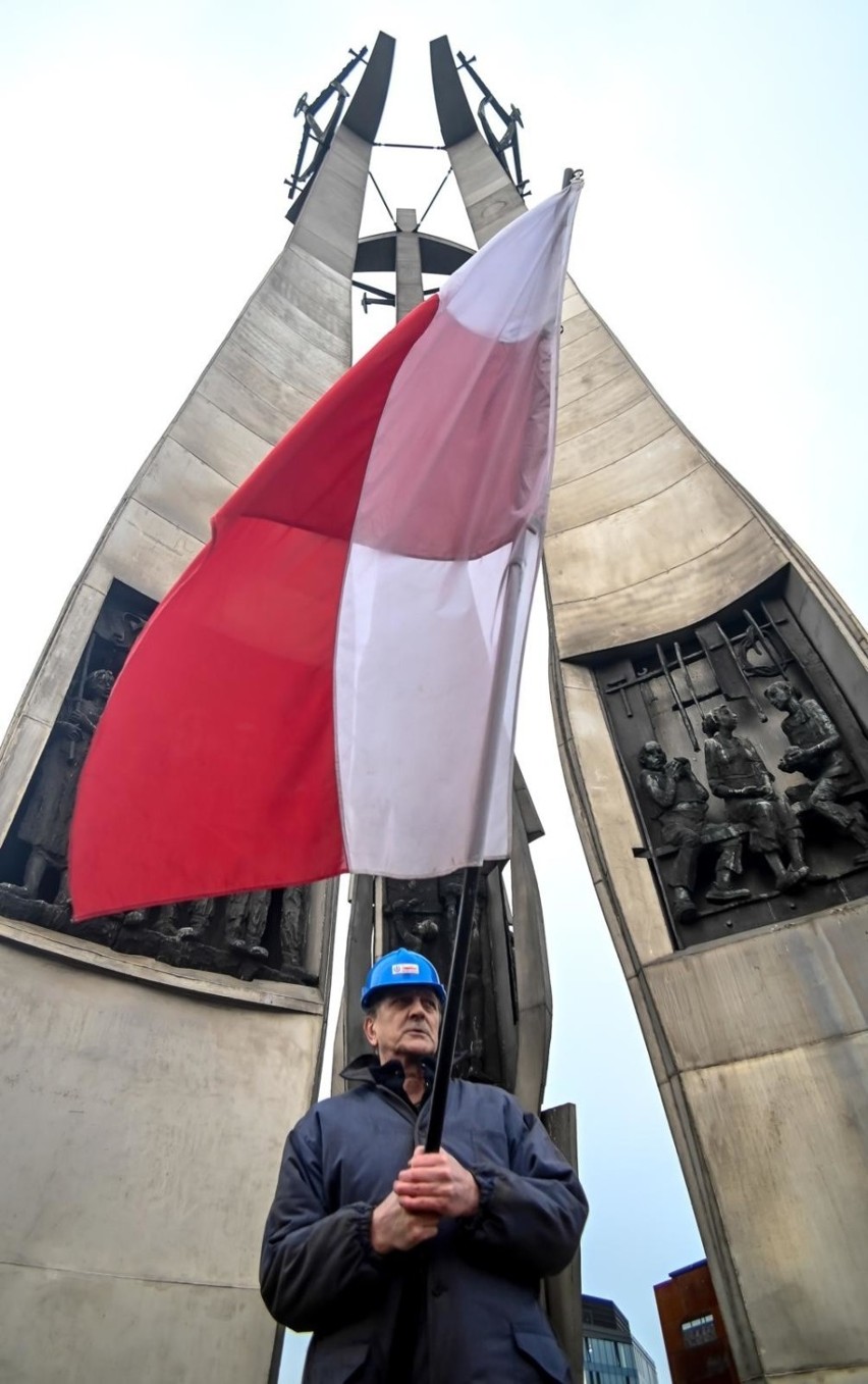 Uroczystości pod Pomnikiem Poległych Stoczniowców w 49. rocznicę wydarzeń grudniowych [ZDJĘCIA]