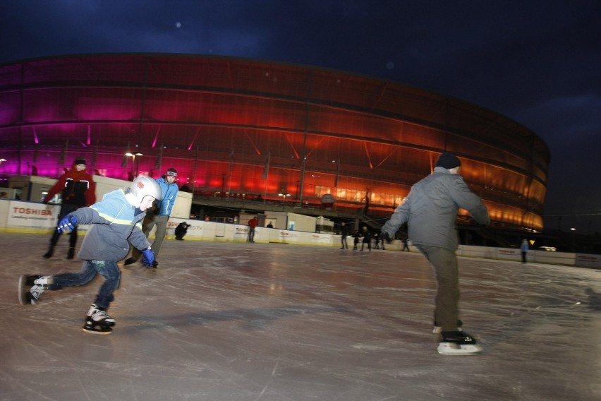 Wrocław: Lodowisko przy Stadionie Miejskim ruszyło (ZDJĘCIA, MAPA, CENNIK)