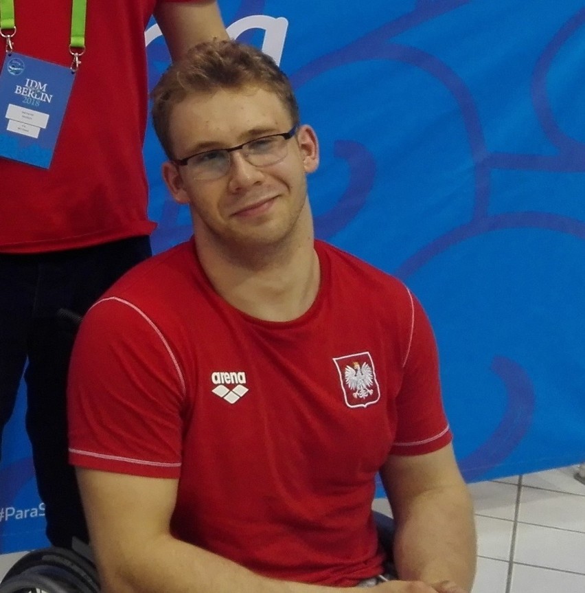 Kuba Kozłowski, niepełnosprawny sportowiec, pływa od 2000...