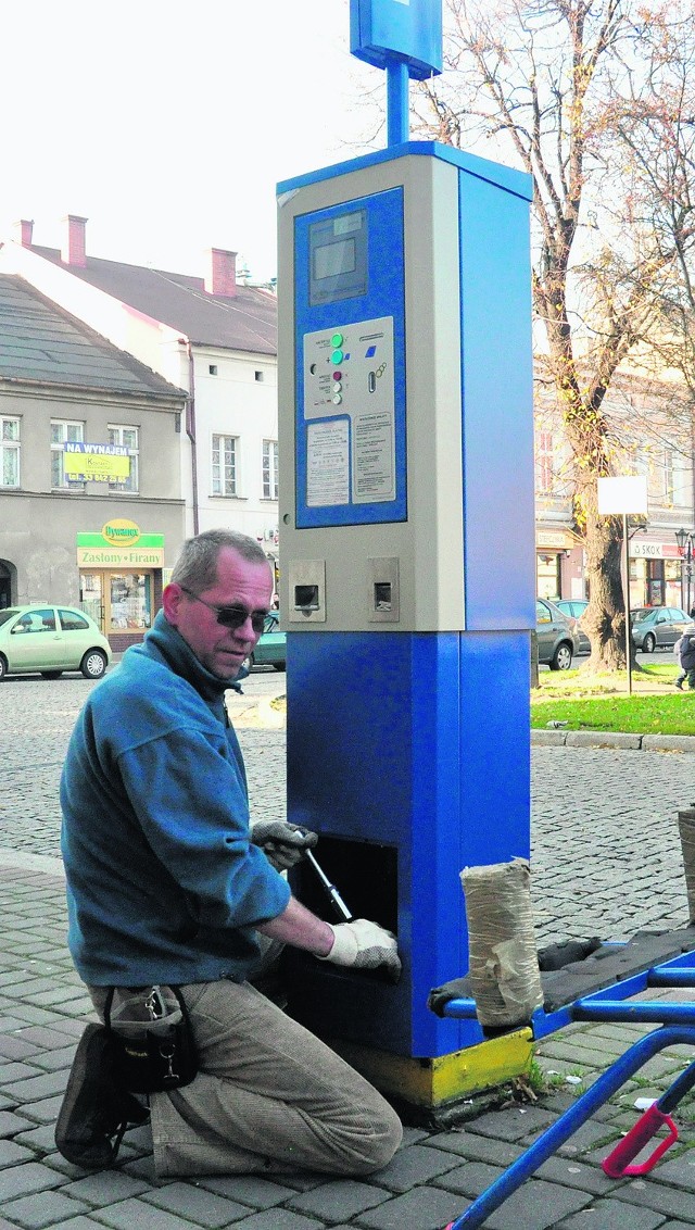 Paweł Wyziński instalował nowe parkomaty w mieście. W  sumie stanęło ich 10 w różnych zakątkach Oświęcimia