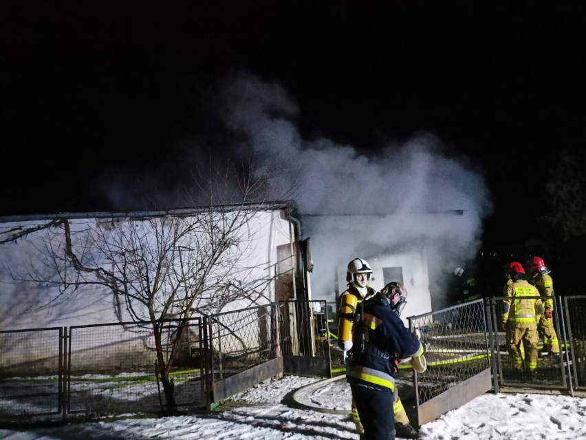 Pożar budynku w Szamotułach. Z ogniem walczyło 7 zastępów strażaków [FOTO]