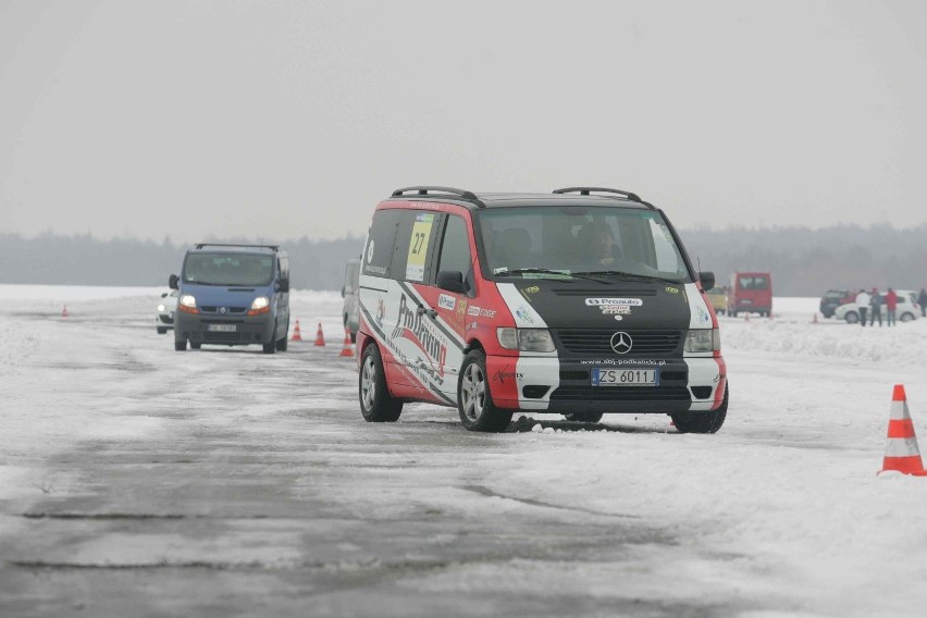 Katowice: Szkoła jazdy na lodzie. Gimbusem [ZDJĘCIA]
