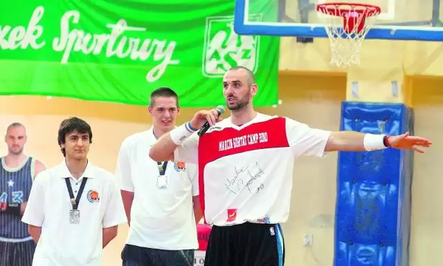 Od lewej stoją: Jakub Koelner, Piotr Niedźwiedzki i Marcin Gortat, czyli koła napędowe popularności polskiej koszykówki