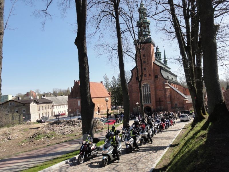 Kartuzy. Rodzina i przyjaciele pożegnali motocyklistę z wypadku pod Nową Karczmą