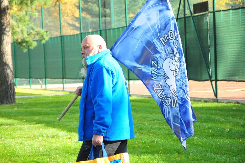 Krośnieńskie Morsy zainaugurowały sezon morsowania wspólną kąpielą w Wisłoku [ZDJĘCIA]