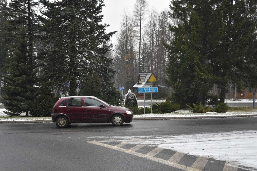 Śnieg sypie w Zakopanem. Drogi mogą być śliskie i niebezpieczne [ZDJĘCIA]